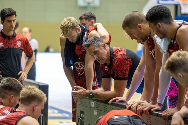 Hans Jürgend Gnad Bayer Giants Leverkusen, Head Coach in timeout¨¨¨Tigers Tübingen vs Bayer Giants Leverkusen, 2 Basketball, Bundesliga, Pro A, Barmer 2 Basketball, Matchday 6, Season 2021 2022, 24 10 2021, ¨¨ Tigers Tübingen Bayer Giants Leverkusen, Basketball, 2 Bundesliga, Barmer 2 Basketball, Matchday 6, Season 2020 2021, 24 10 2021 Rottenburg am Neckar. Copyright: xNinaxSander xEibnerxPressefotoxIx EP_NSR