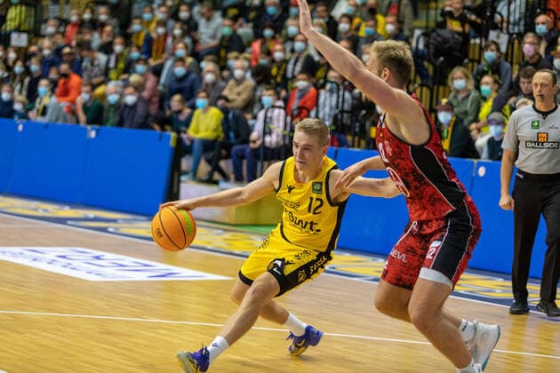 Aatu Kivimaeki Tigers Tuebingen, 12 Melvin Jostmann Bayer Giants Leverkusen, 12 ¨¨¨Tigers Tuebingen vs Bayer Giants Leverkusen, 2 Basketball, Bundesliga, Pro A, Barmer 2 Basketball, Matchday 6, Season 2021 2022, 24 10 2021, ¨¨ Tigers Tuebingen Bayer Giants Leverkusen, Basketball, 2 Bundesliga, Barmer 2 Basketball, Matchday 6, Season 2020 2021, 24 10 2021 Rottenburg am Neckar. Copyright: xNinaxSander xEibnerxPressefotoxIx EP_NSR