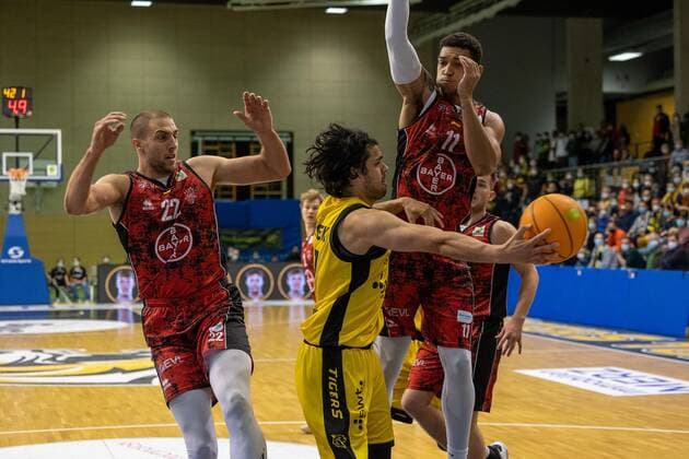 Dennis Heinzmann Bayer Giants Leverkusen, 22 Erol Ersek Tigers Tuebingen, 11 Ferenc Gille Bayer Giants Leverkusen, 11 ¨¨¨Tigers Tübingen vs Bayer Giants Leverkusen, 2 Basketball, Bundesliga, Pro A, Barmer 2 Basketball, Spieltag 6, Spielzeit 2021 2022, 24 10 2021, ¨¨Tigers Tübingen Bayer Giants Leverkusen, Basketball, 2 Bundesliga, Barmer 2 Basketball, Spieltag 6, Spielzeit 2020 2021, 24 10 2021 Rottenburg am Neckar. Copyright: xNinaxSander xEibnerxPressefotoxIx EP_NSR