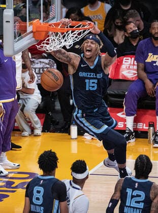 October 24, 2021, Los Angeles, California, USA: Brandon Clarke 15 of the Memphis Grizzlies goes for a dunk during their regular season NBA, Basketball Herren, USA game with the Los Angeles Lakers on Sunday October 24, 2021 at the Staples Center in Los Angeles, California. Lakers defeat Grizzlies, 121-118. PI Los Angeles USA - ZUMAp124 20211024_zaa_p124_010 Copyright: xJAVIERxROJASx