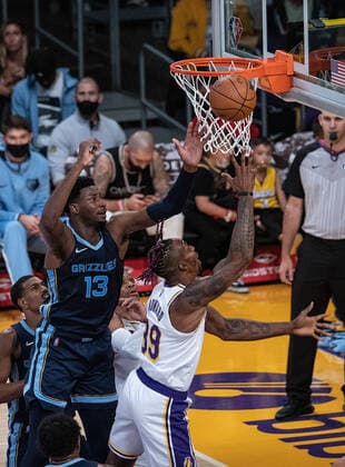 October 24, 2021, Los Angeles, California, USA: Dwight Howard 39 of the Los Angeles Lakers gets past Jaren Jackson Jr. 13 of the Memphis Grizzlies for a layup during their regular season NBA, Basketball Herren, USA game on Sunday October 24, 2021 at the Staples Center in Los Angeles, California. Lakers defeat Grizzlies, 121-118. PI Los Angeles USA - ZUMAp124 20211024_zaa_p124_011 Copyright: xJAVIERxROJASx
