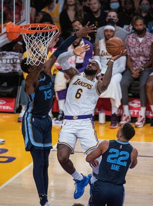 October 24, 2021, Los Angeles, California, USA: LeBron James 6 of the Los Angeles Lakers goes up for a layup during their regular season NBA, Basketball Herren, USA game with the Memphis Grizzlies on Sunday October 24, 2021 at the Staples Center in Los Angeles, California. Lakers defeat Grizzlies, 121-118. PI Los Angeles USA - ZUMAp124 20211024_zaa_p124_031 Copyright: xJAVIERxROJASx