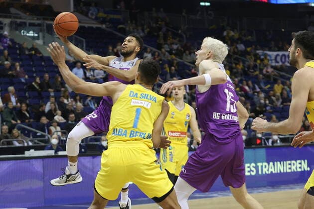 DEU, BBL, ALBA vs Goettingen, 24 10 2021, Mercedes Benz Arena, Berlin, DEU, BBL, ALBA vs Goettingen, in picture da Silva ALBA Berlin 1 , Stephen Brown Jr Goettingen 22 , Philipp Hartwich Goettingen 15 nordphotoxGmbHx xEngler nph00076