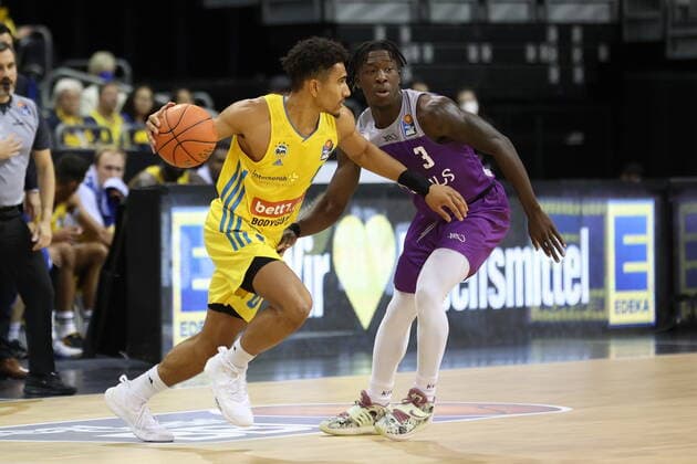 DEU, easyCredit BBL, ALBA vs Goettingen, 24 10 2021, Mercedes Benz Arena, Berlin, DEU, easyCredit BBL, ALBA vs Goettingen, in picture Maodo Lo ALBA Berlin 0 , Zack Bryant Goettingen 3 nordphotoxGmbHx xEngler nph00076