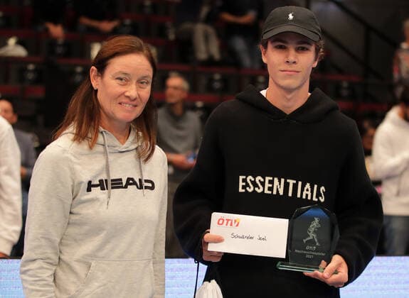 Sport Bilder des Tages TENNIS - ATP, Tennis Herren Erste Bank Open VIENNA,AUSTRIA,25.OCT.21 - TENNIS - ATP World Tour, Erste Bank Open. Image shows Marion Maruska (OETV) and Joel Schwaerzler (AUT). Keywords: trophy.  GEPAxpictures xWalterxLuger