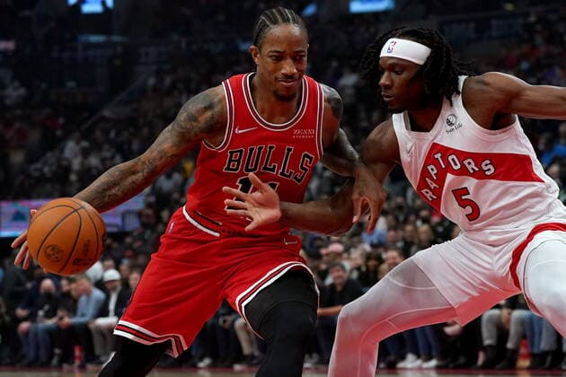 October 25, 2021, Toronto, on, Canada: Chicago Bulls forward DeMar DeRozan (11) drives to the net as Toronto Raptors forward Precious Achiuwa (5) defends during first half NBA, Basketball Herren, USA basketball action in Toronto, Monday, Oct. 25, 2021. Canada News - October 25, 2021 - ZUMAc35_ 20211025_zaf_c35_074 Copyright: xNathanxDenettex