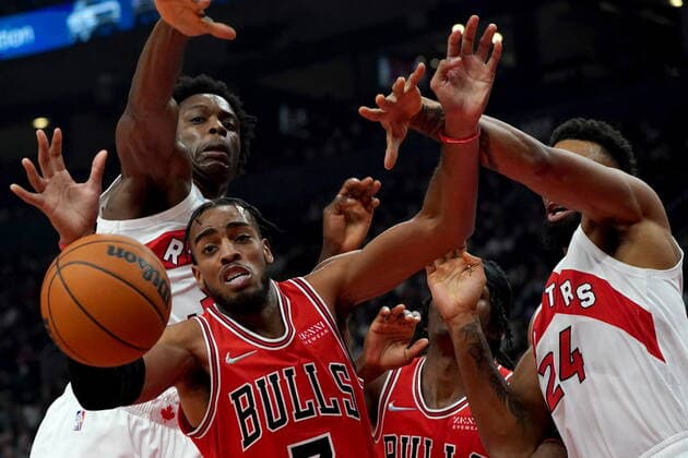 October 25, 2021, Toronto, on, Canada: Chicago Bulls forward Troy Brown Jr. (7), Toronto Raptors forward OG Anunoby (3) and teammate Khem Birch (24) vie for control of a loose ball during first half NBA, Basketball Herren, USA basketball action in Toronto, Monday, Oct. 25, 2021. Canada News - October 25, 2021 - ZUMAc35_ 20211025_zaf_c35_078 Copyright: xNathanxDenettex
