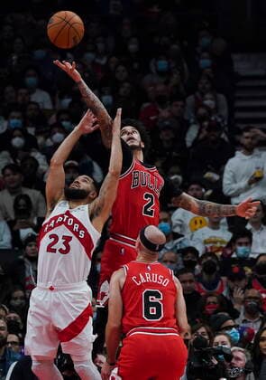 October 25, 2021, Toronto, on, Canada: Toronto Raptors guard Fred VanVleet (23) battles for the ball against Chicago Bulls guard Lonzo Ball (2) as Bulls guard Alex Caruso (6) looks on during first half NBA, Basketball Herren, USA basketball action in Toronto, Monday, Oct. 25, 2021. Canada News - October 25, 2021 - ZUMAc35_ 20211025_zaf_c35_091 Copyright: xNathanxDenettex