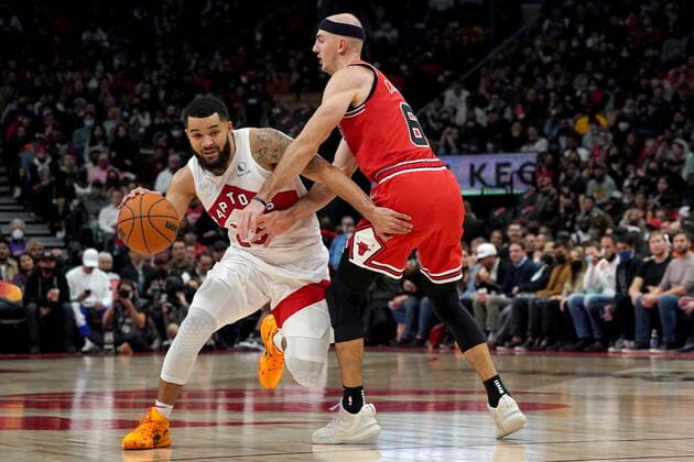 October 25, 2021, Toronto, on, Canada: Toronto Raptors guard Fred VanVleet (23) drives past Chicago Bulls guard Alex Caruso (6) during second half NBA, Basketball Herren, USA basketball action in Toronto, Monday, Oct. 25, 2021. Canada News - October 25, 2021 - ZUMAc35_ 20211025_zaf_c35_107 Copyright: xNathanxDenettex