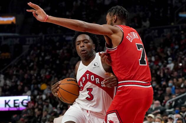 October 25, 2021, Toronto, on, Canada: Chicago Bulls forward Troy Brown Jr. (7) fouls Toronto Raptors forward OG Anunoby (3) during second half NBA, Basketball Herren, USA basketball action in Toronto, Monday, Oct. 25, 2021. Canada News - October 25, 2021 - ZUMAc35_ 20211025_zaf_c35_108 Copyright: xNathanxDenettex