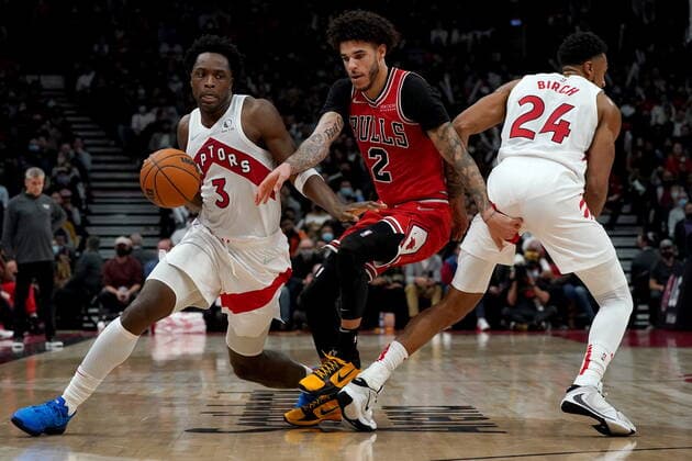 October 25, 2021, Toronto, on, Canada: Toronto Raptors forward OG Anunoby (3) drives around Chicago Bulls guard Lonzo Ball (2) as Raptors centre Khem Birch (24) blocks a path during second half NBA, Basketball Herren, USA basketball action in Toronto, Monday, Oct. 25, 2021. Canada News - October 25, 2021 - ZUMAc35_ 20211025_zaf_c35_110 Copyright: xNathanxDenettex