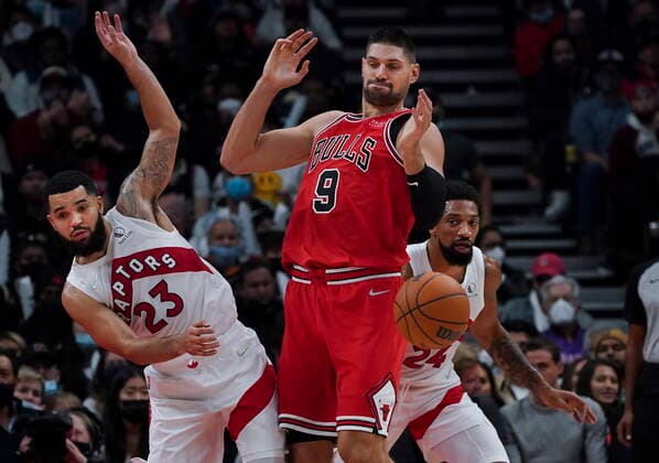 October 25, 2021, Toronto, on, Canada: Toronto Raptors guard Fred VanVleet (23) strips the ball from Chicago Bulls centre Nikola Vucevic (9) during second half NBA, Basketball Herren, USA basketball action in Toronto, Monday, Oct. 25, 2021. Canada News - October 25, 2021 - ZUMAc35_ 20211025_zaf_c35_118 Copyright: xNathanxDenettex
