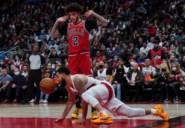 October 25, 2021, Toronto, on, Canada: Toronto Raptors guard Fred VanVleet (23) slips and falls but regains the ball back against Chicago Bulls guard Lonzo Ball (2) during second half NBA, Basketball Herren, USA basketball action in Toronto, Monday, Oct. 25, 2021. Canada News - October 25, 2021 - ZUMAc35_ 20211025_zaf_c35_120 Copyright: xNathanxDenettex