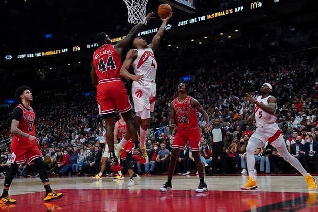 October 25, 2021, Toronto, on, Canada: Toronto Raptors forward Scottie Barnes (4) scores a basket past Chicago Bulls forward Patrick Williams (44) during second half NBA, Basketball Herren, USA basketball action in Toronto, Monday, Oct. 25, 2021. Canada News - October 25, 2021 - ZUMAc35_ 20211025_zaf_c35_121 Copyright: xNathanxDenettex