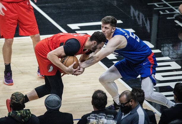 October 25, 2021, Los Angeles, California, USA: Isaiah Hartenstein 55 of the Los Angeles Clippers defend against Jusuf Nurkic 27 of the Portland Trail Blazers during their NBA, Basketball Herren, USA game on Monday October 25, 2021 at the Staples Center in Los Angeles, California. Clippers defeats Trail Blazers, 116-86. PI Los Angeles USA - ZUMAp124 20211025_zaa_p124_010 Copyright: xJAVIERxROJASx
