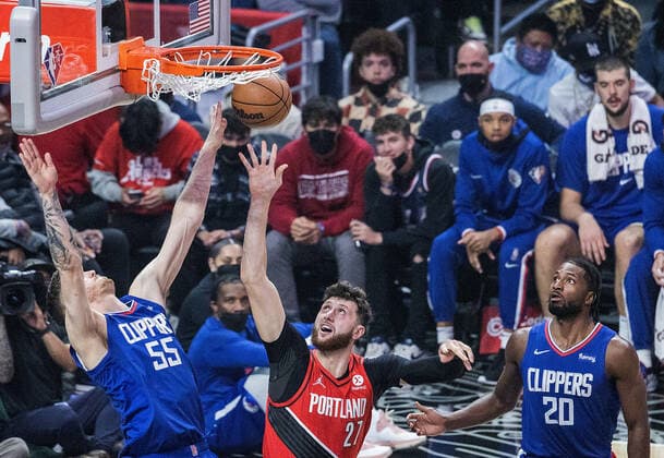 October 25, 2021, Los Angeles, California, USA: Isaiah Hartenstein 55 of the Los Angeles Clippers blocks a shot by Jusuf Nurkic 27 of the Portland Trail Blazers during their NBA, Basketball Herren, USA game on Monday October 25, 2021 at the Staples Center in Los Angeles, California. Clippers defeats Trail Blazers, 116-86. PI Los Angeles USA - ZUMAp124 20211025_zaa_p124_011 Copyright: xJAVIERxROJASx