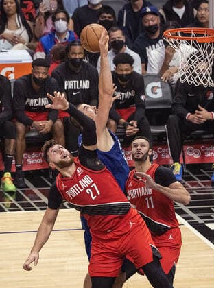 October 25, 2021, Los Angeles, California, USA: Ivica Zubac 40 of the Los Angeles Clippers drives in between Jusuf Nurkic 27 and Larry Nance Jr. 11 of the Portland Trail Blazers during their NBA, Basketball Herren, USA game on Monday October 25, 2021 at the Staples Center in Los Angeles, California. Clippers defeats Trail Blazers, 116-86. PI Los Angeles USA - ZUMAp124 20211025_zaa_p124_016 Copyright: xJAVIERxROJASx