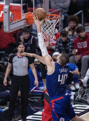 October 25, 2021, Los Angeles, California, USA: Ivica Zubac 40 of the Los Angeles Clippers goes for a layup during their NBA, Basketball Herren, USA game with the Portland Trail Blazers on Monday October 25, 2021 at the Staples Center in Los Angeles, California. Clippers defeats Trail Blazers, 116-86. PI Los Angeles USA - ZUMAp124 20211025_zaa_p124_027 Copyright: xJAVIERxROJASx