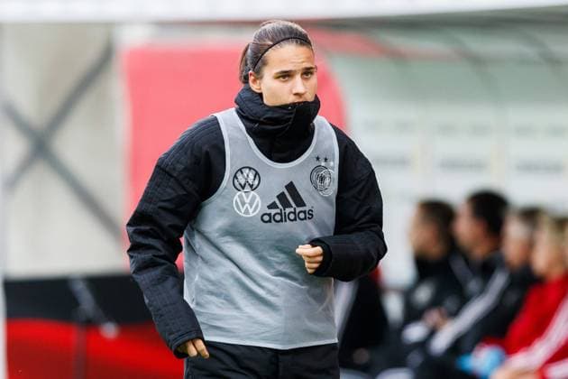 Dzsenifer Marozsan GER, 10 warming up, 26 10 2021, Essen Germany , football, women, international match, Germany Israel, DFB DFL REGULATES PROHIBIT ANY USE OF PHOTOGRAPHS AS IMAGE SEQUENCES AND OR QUASI VIDEO xprx