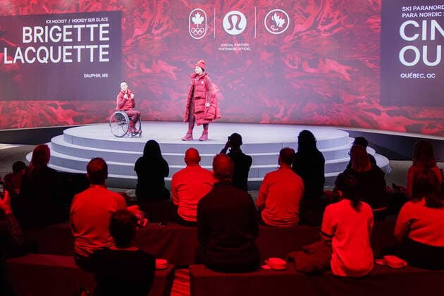 Peking 2022, Modenschau Team Kanada, Präsentation der Teamkleidung für die Olympischen Winterspiele October 26, 2021, Toronto, ON, Canada: Para Nordic skiing and wheelchair basketball athlete Cindy Ouellet, left, and Olympic hockey player Brigette Lacquette model the new Lululemon athlete kit at the Team Canada x Lululemon Athlete Kit Reveal in Toronto on Tuesday, October 26, 2021. Lululemon will outfit Canada s Olympic and Paralympic athletes starting with the upcoming Winter games, Winterspiele,Spiele, Summer games in Beijing. Canada News - October 26, 2021  - ZUMAc35_ 20211026_zaf_c35_173 Copyright: xEvanxBuhlerx