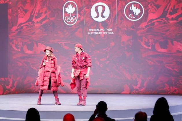 Peking 2022, Modenschau Team Kanada, Präsentation der Teamkleidung für die Olympischen Winterspiele October 26, 2021, Toronto, ON, Canada: Paralympian biathlete Brittany Hudak, left, and Olympic speed skater Gilmore Junio model the new Lululemon athlete kit at the Team Canada x Lululemon Athlete Kit Reveal in Toronto on Tuesday, October 26, 2021. Lululemon will outfit Canada s Olympic and Paralympic athletes starting with the upcoming Winter games, Winterspiele,Spiele, Summer games in Beijing. Canada News - October 26, 2021  - ZUMAc35_ 20211026_zaf_c35_184 Copyright: xEvanxBuhlerx