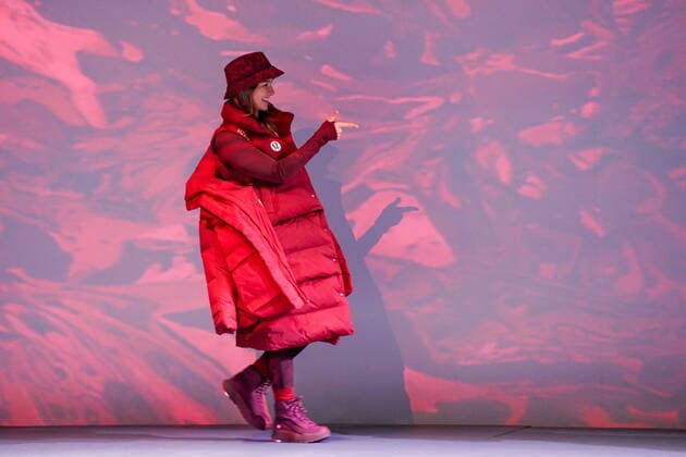 Peking 2022, Modenschau Team Kanada, Präsentation der Teamkleidung für die Olympischen Winterspiele October 26, 2021, Toronto, ON, Canada: Paralympian biathlete Brittany Hudak models the new Lululemon athlete kit at the Team Canada x Lululemon Athlete Kit Reveal in Toronto on Tuesday, October 26, 2021. Lululemon will outfit Canada s Olympic and Paralympic athletes starting with the upcoming Winter games, Winterspiele,Spiele, Summer games in Beijing. Canada News - October 26, 2021  - ZUMAc35_ 20211026_zaf_c35_185 Copyright: xEvanxBuhlerx