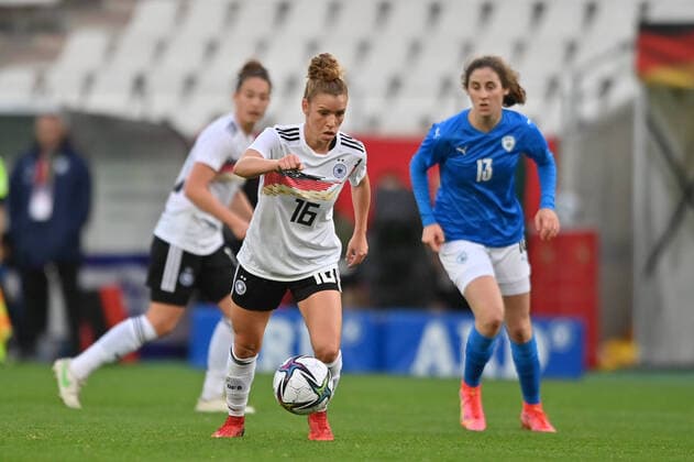 Linda Dallmann DFB Women, 16 in forward, 26 10 2021, Essen Germany , Football, Women World Cup Qualifier Germany Israel, DFB DFL REGULATES PROHIBIT ANY USE OF PHOTOGRAPHS AS IMAGE SEQUENCES AND OR QUASI VIDEO. xmkx