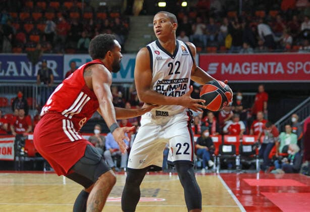 32 Darrun Hilliard FCBB red vs 22 Devon Hall Olimpia Milano Basketball EuroLeague FC Bayern Muenchen vs Olimpia Milano at Audi Dome on 26 10 2021, PHOTO Mladen Lackovic LakoPress.