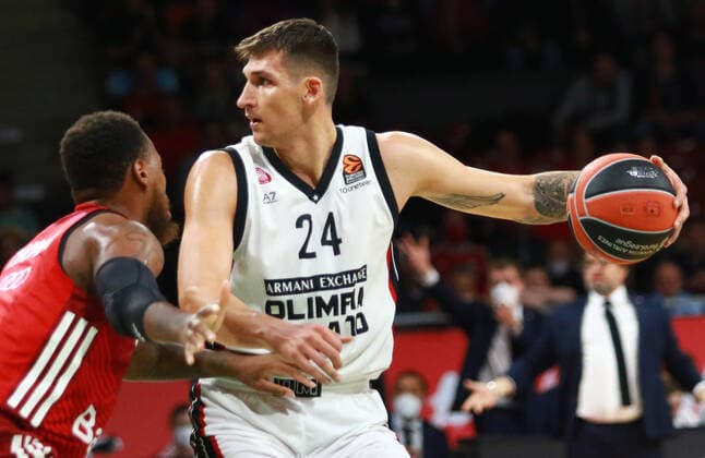 2 Corey Walden FCBB red vs 24 Dinos Mitoglou Olimpia Milano Basketball EuroLeague FC Bayern Muenchen vs Olimpia Milano at Audi Dome on 26 10 2021, PHOTO Mladen Lackovic LakoPress