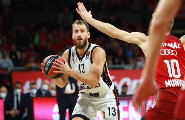 10 Ognjen Jaramaz FCBB red vs 13 Sergio Rodriguez Olimpia Milano Basketball EuroLeague FC Bayern Muenchen vs Olimpia Milano at Audi Dome on 26 10 2021, PHOTO Mladen Lackovic LakoPress
