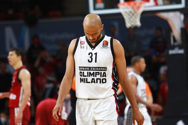 31 Shavon Shields Olimpia Milano hangs his head, desperate, despair, helpless, disappointment, frustration Basketball EuroLeague FC Bayern Muenchen vs Olimpia Milano at Audi Dome on 26 10 2021, PHOTO Mladen Lackovic LakoPress