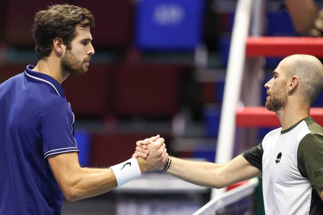 ST PETERSBURG, RUSSIA - OCTOBER 27, 2021: Russia s Karen Khachanov (L) and France s Adrian Mannarino shake hands after their singles Round of 32 tennis match at the St Petersburg Open 2021 international tournament held at Sibur Arena as part of the ATP, Tennis Herren World Tour 250 series. Peter Kovalev TASS  TS115EE3