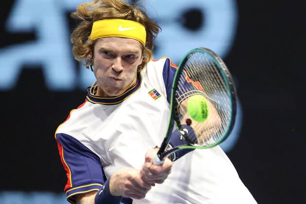 Sport Bilder des Tages ST PETERSBURG, RUSSIA - OCTOBER 27, 2021: Russia s Andrey Rublev returns the ball in his singles Round of 16 tennis match against Belarus Ilya Ivashka at the St Petersburg Open 2021 international tournament held at Sibur Arena as part of the ATP, Tennis Herren World Tour 250 series. Peter Kovalev TASS  TS115F0D
