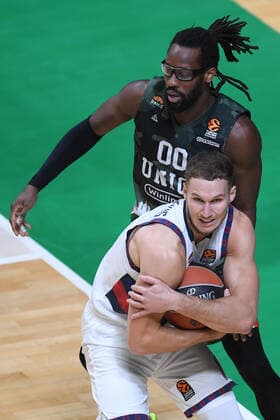 6682772 27.10.2021 UNICS John Brown, at the background, and Baskonia?s Tadas Sedekerskis struggle for a ball during the Euroleague basketball match between UNICS Kazan and Baskonia Vitoria-Gasteiz, in Kazan, Russia s Republic of Tatarstan. Maksim Bogodvid Sputnik Russia Basketball Euroleague UNICS - Baskonia  8e43051a2fbd1dd6