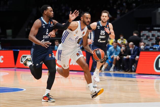 Zenit St Petersburg V Real Madrid - Turkish Airlines EuroLeague Jordan Loyd (L) and Mateusz Ponitka (R) of Zenit in action against Adam Hanga of Real Madrid during the EuroLeague Basketball match between Zenit St. Petersburg and Real Madrid on October 27, 2021 at Yubileyny Sports Palace in Saint Petersburg, Russia. Saint Petersburg Russia  Copyright: xMikexKireevx kireev-notitle211027_npMGf