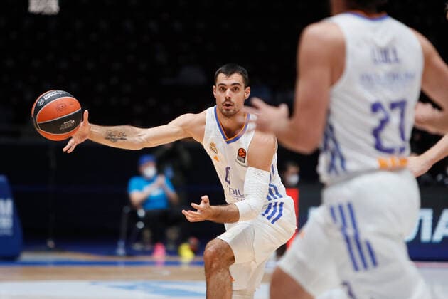 Zenit St Petersburg V Real Madrid - Turkish Airlines EuroLeague Alberto Abalde (C) of Real Madrid passes the ball during the EuroLeague Basketball match between Zenit St. Petersburg and Real Madrid on October 27, 2021 at Yubileyny Sports Palace in Saint Petersburg, Russia. Saint Petersburg Russia  Copyright: xMikexKireevx kireev-notitle211027_np85W