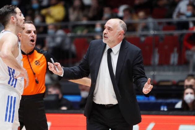 Zenit St Petersburg V Real Madrid - Turkish Airlines EuroLeague Real Madrid head coach Pablo Laso (C) reacts during the EuroLeague Basketball match between Zenit St. Petersburg and Real Madrid on October 27, 2021 at Yubileyny Sports Palace in Saint Petersburg, Russia. Saint Petersburg Russia  Copyright: xMikexKireevx kireev-notitle211027_nppAm