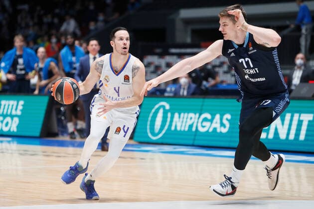 Zenit St Petersburg V Real Madrid - Turkish Airlines EuroLeague Arturas Gudaitis (R) of Zenit and Thomas Heurtel of Real Madrid in action during the EuroLeague Basketball match between Zenit St. Petersburg and Real Madrid on October 27, 2021 at Yubileyny Sports Palace in Saint Petersburg, Russia. Saint Petersburg Russia  Copyright: xMikexKireevx kireev-notitle211027_npMWX