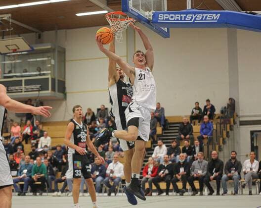 27 10 2021, xmgx, Basketball 2 Bundesliga Pro B, White Wings Hanau College Wizards Karlsruhe v l Christian Chukwudi Okolie Karlsruhe Victor Demetrio Hanau Hanau Hessen Germany DEU
