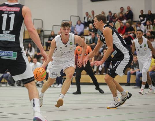 27 10 2021, xmgx, Basketball 2 Bundesliga Pro B, White Wings Hanau College Wizards Karlsruhe v l Christoph Rupp Karlsruhe Niklas Krause Hanau Rouven Roessler Karlsruhe Hanau Hesse Germany DEU