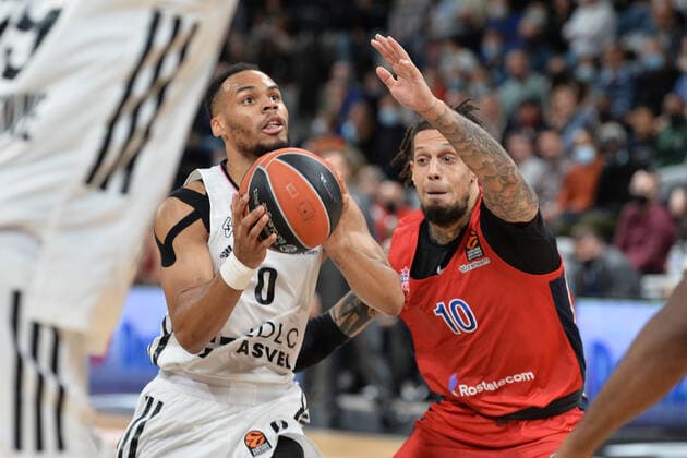 Elie Okobo (asvel) vs Daniel Hackett (moscou) BASKETBALL : LDLC ASVEL vs CSKA Moscou - Euroleague - 27 10 2021 FredericChambert Panoramic 
