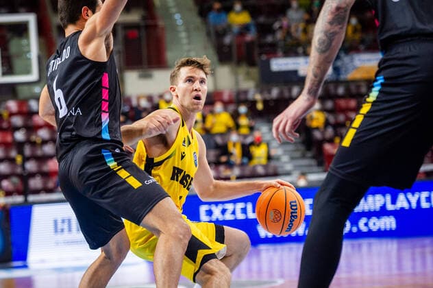 Jordan Hulls MHP RIESEN Ludwigsburg 1 li Bruno Fitipaldo Lenovo Tenerife 6 during the BCL match MHP Riesen Ludwigsburg Lenovo Tenerife on 27 10 2021 in Ludwigsburg MHPArena Germany Ludwigsburg 27 10 21 Basketball , 27 10 2021, Ludwigsburg Germany xpxsdx