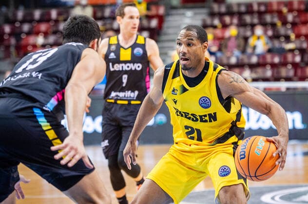 Tremmell Darden MHP RIESEN Ludwigsburg 21 Sergio Rodriguez Lenovo Tenerife 13 during the BCL match MHP Riesen Ludwigsburg Lenovo Tenerife on 27 10 2021 in Ludwigsburg MHPArena Germany Ludwigsburg 27 10 21 Basketball , 27 10 2021, Ludwigsburg Germany xpxsdx