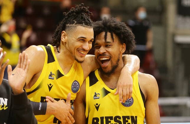 Ludwigsburg , Basketball Champions League MHP Riesen Ludwigsburg vs Lenovo Tenerife , from left Jonathan Baehre Justin Simon Riesen