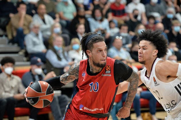 Matthew Strazel (asvel) vs Daniel Hackett (moscou) BASKETBALL : LDLC ASVEL vs CSKA Moscou - Euroleague - 27 10 2021 FredericChambert Panoramic 