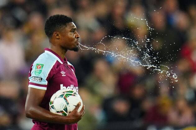 Sport Themen der Woche KW43 Sport Bilder des Tages Mandatory Credit: Photo by Javier Garcia Shutterstock (12556589ca) Ben Johnson of West Ham United spits water West Ham United v Manchester City, EFL Carabao Cup, Football, The London Stadium, London UK - 27 Oct 2021 EDITORIAL USE ONLY No use with unauthorised audio, video, data, fixture lists, club league logos or live services. Online in-match use limited to 120 images, no video emulation. No use in betting, games or single club league player publications. West Ham United v Manchester City, EFL Carabao Cup, Football, The London Stadium, London UK - 27 Oct 2021 EDITORIAL USE ONLY No use with unauthorised audio, video, data, fixture lists, club league logos or live services. Online in-match use limited to 120 images, no video emulation. No use in betting, games or single club league player publications.  Copyright: xJavierxGarcia Shutterstockx 12556589ca