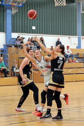 27 10 2021, xovx, Basketball Women DBBL Cup, Bender Baskets Grünberg TK Hannover Luchse v l Anne Zipser TK Hannover Luchse , Alva Hedrich Bender Baskets Grünberg , Patricia Broßmann TK Hannover Luchse Grünberg Sporthalle Theo Koch Schule Hessen Germany DE