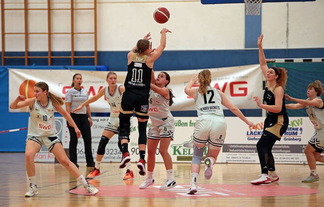 27 10 2021, xovx, Basketball Women DBBL Cup, Bender Baskets Grünberg TK Hannover Luchse v l Linn Villwock Bender Baskets Grünberg , Alva Hedrich Bender Baskets Grünberg , Aldona Morawiec TK Hannover Luchse , Nina Horvath Bender Baskets Grünberg , Carlice Poelstra Bender Baskets Grünberg , Anne Zipser TK Hannover Luchse , Cora Horvath Bender Baskets Grünberg Grünberg Sporthalle Theo Koch Schule Hessen Deutschland DE