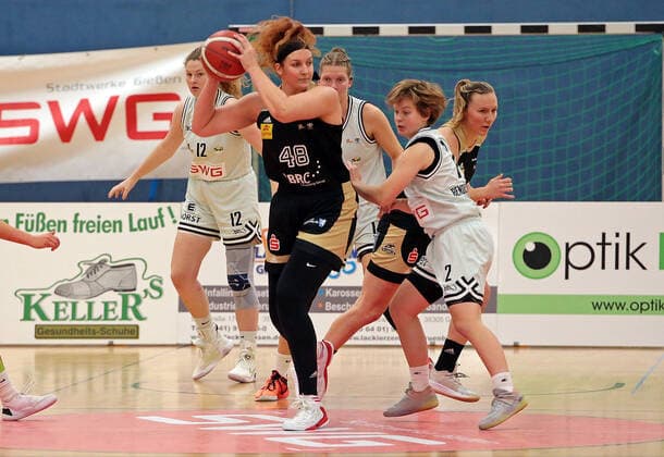 27 10 2021, xovx, Basketball Women DBBL Cup, Bender Baskets Grünberg TK Hannover Luchse v l Carlice Poelstra Bender Baskets Grünberg , Anne Zipser TK Hannover Luchse , Alva Hedrich Bender Baskets Grünberg , Cora Horvath Bender Baskets Grünberg , Finja Schaake TK Hannover Luchse Grünberg Sporthalle Theo Koch Schule Hessen Deutschland DE