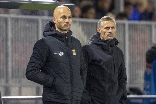 ALMERE, Yanmar Stadium, 27-10-2021 , season 2021 2022 , Dutch TOTO KNVB Beker. Final result 0-2, GA Eagles assistent coach Paul Simonis (L) GA Eagles coach Kees van Wonderen (r) during the match Almere City - Go Ahead Eagles Almere City - Go Ahead Eagles  x14091240x Copyright: